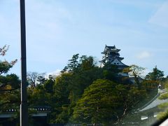 ひろめ市場を出て次の目的地に向かいます。
すぐそばに高知城がありました。
ひろめ市場から高知城への道沿いに骨董品店・刃物店が並んでました。
時間あったらじっくり見たかったなー