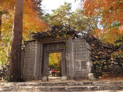 「久保田一竹美術館」

今回は時間がなかったので、門だけ。
ため息がでるほど、素晴らしい景色の門でした。

インドの古城に使われていた数種類の扉を組み合わせた門だそうです。


