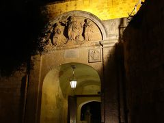 メインのゲートへ出てきました。写真は内側から見たゲートです。
マルタへやって来た実感が湧いてきましたが、
疲れているので本日はここまで。また明日の朝、出直すことに。