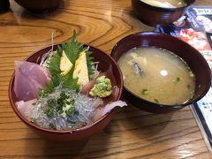 地魚二種と生しらすの食い尽くし丼にしました。地魚はマグロとぶりでした。

生しらすは朝大磯で水揚げされたものなんだそうですが、正直しらすはゆがいた方が旨味が増す気がするのですが気のせいでしょうか。