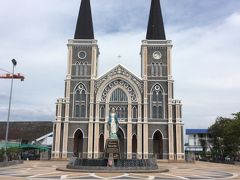 Cathedral of The Immaculate Conceptionです。
オールドタウンから川を渡った場所にフランス様式の教会があります。タイ国内では最大級といわれるこちらのカトリック教会は、宗教迫害を受けこの地に逃れてきたベトナム人グループによって300年以上前につくられたそうです。