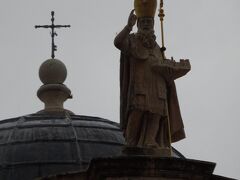 1715年に完成した教会で、街の守護聖人『聖ヴラホ』が祭られています。
このあたりから本降り、風が強くなってきました