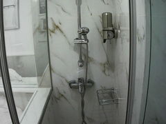 ホテルのシャワースペース  激狭だけどシャワーの水量と温度は快適