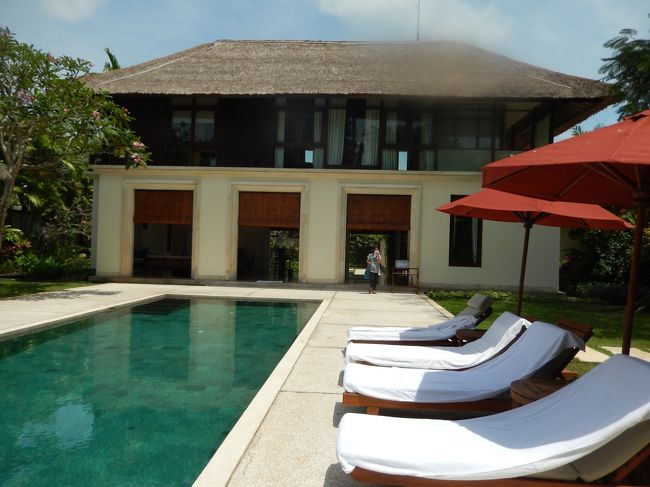 <br />　ここでレジデンスの紹介です。一階が約30畳のオープンリビング。<br /><br />　一階の右手に約8畳のエアコン付きのお部屋。TV DVD有ります。<br /><br />　すべてリノベーション済なのでとっても快適。<br /><br />　真ん中に大きなプール。最深部は2ｍ。脇に4台のデイベッド。<br /><br />　毎日アリョがタオルを敷いてセッテイングしてくれる。<br /><br />　2階はメインベッドルーム。写真は無いけど、とっても広い。