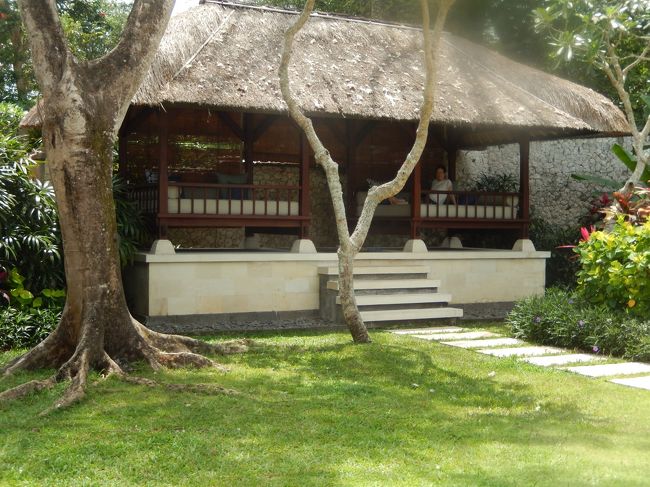 <br />　ガゼボ。真ん中で分かれていて二人ずつゆっくり寝ころべます。<br /><br />　日陰で風が吹き抜けてとっても気持ちいい。