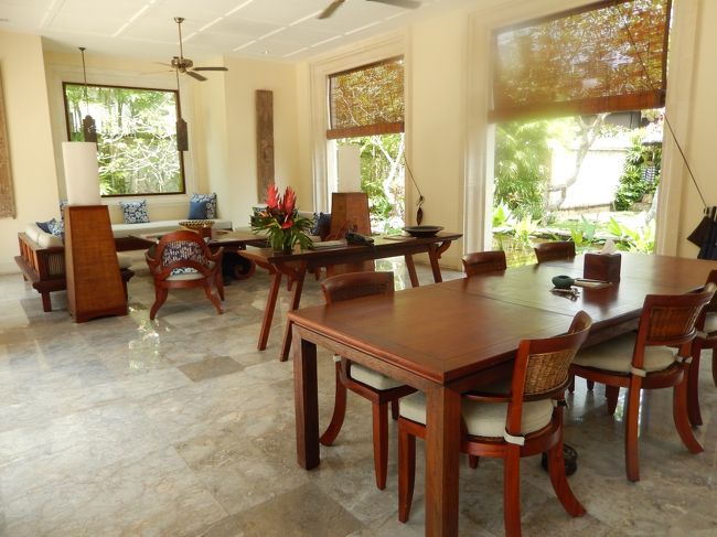 　リビングダイニング。床が大理石で気持ちいい。<br /><br />　手前のダイニングテーブルで、毎日遅くまでのんで喋ってたな。<br /><br />　6人掛けの4人使用だから食べ物を沢山広げてもOK!