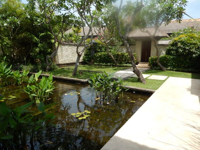 <br />　奥に見える茶色の扉がレジデンスの入り口。<br /><br />　高い階段を3段上って狭い扉を開けるとこの広いお庭が迎えてくれま<br /><br />　す。<br /><br /><br />　狭い→広いこの落差が楽しい。<br /><br /><br />　<br />