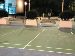 九龍公園のとある出入口付近
コートがあってバドミントンの練習を一人でやっているおじさんがいた。
