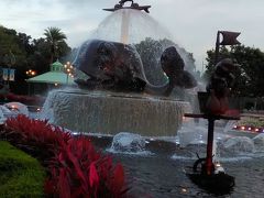 入口前の噴水