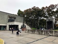 歴女の妹が上野寛永寺の特別参拝に当選したのでお付き合いで上野へ。

妹が好きなフェルメールとわたしが好きなムンクの展覧会もちょうど開催されているので、1泊2日で上野の秋を満喫することにしました。

1日目はあいにくの雨。写真は西洋美術館。