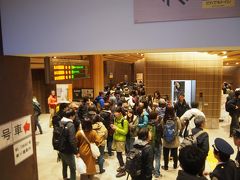 スタートは高尾山口駅。

毎度毎度のトイレ行列。
トイレは改札の外にもありますよ。

と心の中でつぶやく。