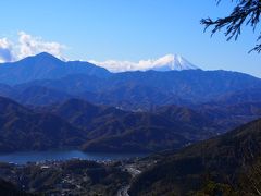 相模湖と富士山。