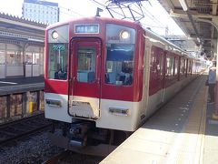 乗ろうと思っていた近鉄特急伊勢志摩ライナーまで１時間以上あるので、一駅戻って宇治山田駅まで行くことにして近鉄の普通電車にのります。この電車たったの２両編成。