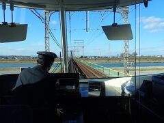 先頭のデラックスカーを取ったので、デッキに出て運転席後ろから少しだけ鉄ちゃん気分。