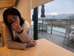 そうこうしている間に外は大雨に。

隣接のカフェで少し休むことにしました。