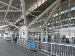 福岡空港に10：00到着です。