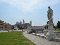 プラート・デッラ・バッレ（Prato della Valle）
大きな広場でヨーロッパでも有数の大きさを誇る広場の１つとされており、周囲を囲む水路の内・外側に並ぶ78の彫像は、パドヴァにゆかりのある人物像で、同広場の美しさの象徴ともなっています。 