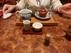 お昼に杭州小籠湯包民生東路店に行ったのですが、大変混みあっており、ドアがclosedとなっていたので入れず。

しかたなくSharwood hotelのTOSCANAレストランで週末ブランチコースを食べた後、予約をしておいた茶芸館　竹里館で台湾茶のレッスンをしました。

この日、受講者は私一人で日本語ペラペラな先生とマンツーマン