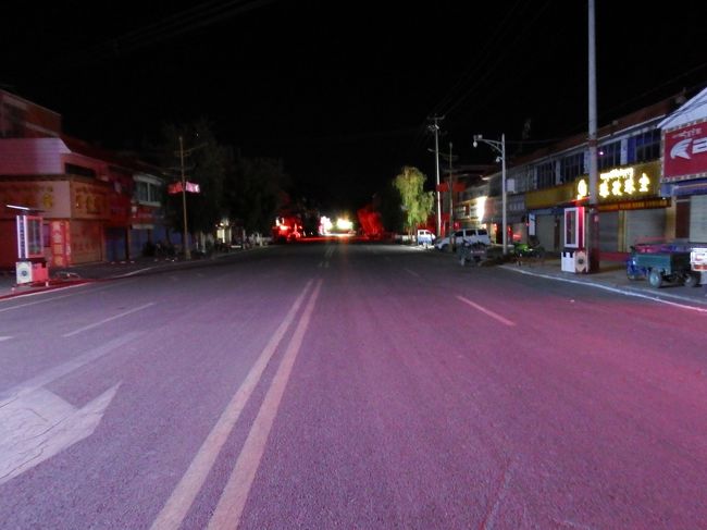 ４時３０分過ぎ。<br />ホテルの目の前の道路。