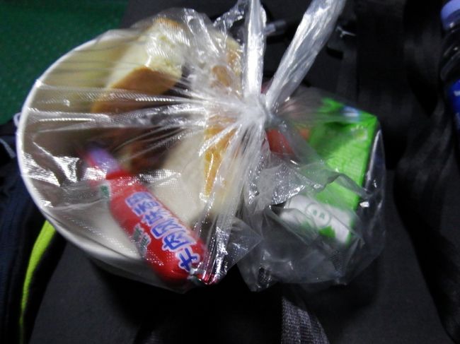 朝食はパンやソーセージ、ゆで卵とかのバスケット。