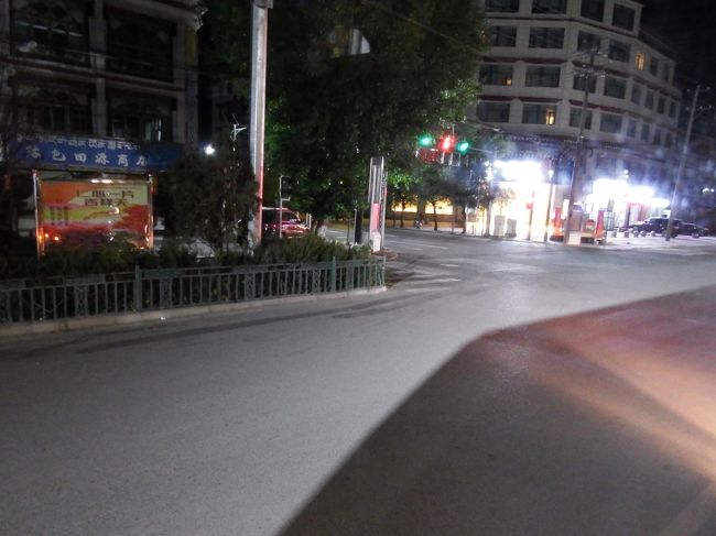 ５時前に出発。<br />なんでこんなに早いかというと、どうも高速道路の交通事情が良くないそうで、<br />確実にラサ空港の飛行機に間に合うために、行きと同じく帰りも318国道を通って、<br />時間はかかるけど確実に行こうという計算。