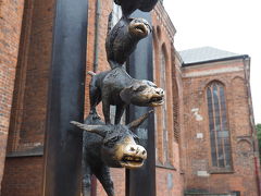 聖ペテロ教会の裏にはブレーメンの音楽隊の像があります
ブレーメンもここリガもハンザ同盟の都市だったので、その繋がりでしょうか？
動物たちが全くかわいくない