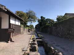 鉄砲町と呼ばれる武家屋敷へ 実にいい風情だ
街路の中央に湧水の水路を設け生活用水として大切に守られている