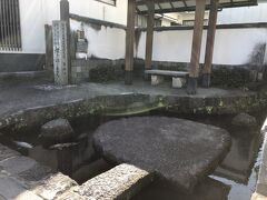 「水の都」と呼ばれる島原には至る所に湧水がある
こちらは鯉の泳ぐまち