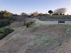 島原の乱の舞台、原城に着いた
かなり遠くの駐車場だったが折りたたみ自転車を出動させたので楽々来れた
かつてはこの駐車場が使えたみたいだが世界遺産になってから指導が入って駐車できなくなったみたい