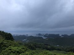 長串山公園から見た九十九島
曇りなのと日が落ちて絶景には程遠かった