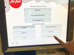 ペナン行きのエアアジアに乗ります
朝8時は混んでます！
セルフチェックインは日本語選べます