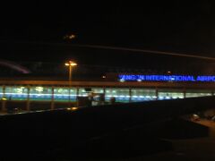 ヤンゴン国際空港到着

時差30分追加されて、もう暗い。