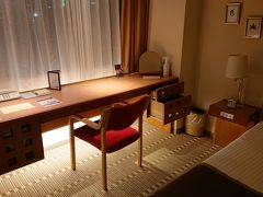 谷町四丁目のこちらのホテル、机が広くてお気に入り。

尚、アルコールの販売は中止されたようなので、部屋で飲みたい方は近くのコンビニで。
ビデオも見ることはできませんので要注意。