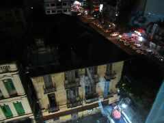 タクシーで約50分、ホテルに到着。
ホテルの窓からの風景。
街が暗い、そして雰囲気が独特。これは探索するしかない。