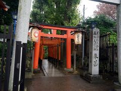 花園神社の鳥居です。
外国人観光客が大勢居て写真を撮っていました。