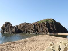 「立岩」。

こちらはすぐ近くまで行くことができます。道の駅から歩いて行くこともできますが、川沿いの道を車で乗り入れもでき、目の前まで行くこともできます。

近くで見ると なかなかの迫力ですね。

風邪もなく海も穏やかでしたので、気持ち良かったです。