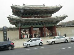 慶熙宮の前を通り、次のバス停で降りました。