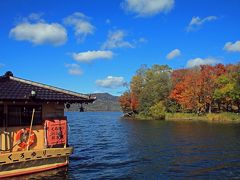 隣にはツアー用でしょうか。屋形船も止まっていて、宴会の準備がされていました。紅葉を肴に一杯、いいですね～。