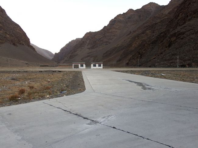 8時に青空トイレ休憩。<br />奥には何かよくわからん建物が。