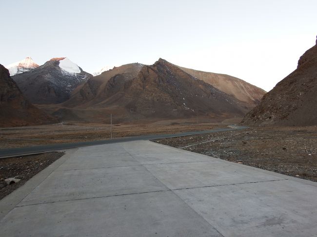 右の方から来て、