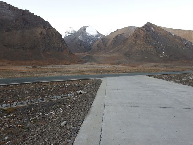 奥の雪山がこれから日の出を朝日が当たり始めるところです。