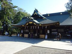 中雀門を入ると、この神社の拝殿がある。