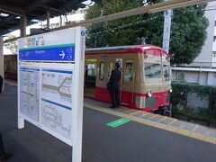 萩山駅に到着。この電車の終点。
多摩湖線は、主に昼間の時間帯を中心に、この駅で乗り換えになることが多い。
