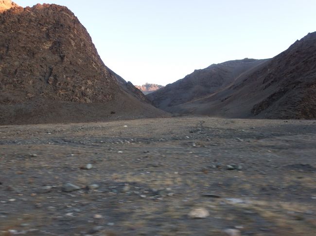 このあたりはこういう見通しが開けた谷間が点々とあって、谷間のたびに写真を撮りたくなるけど、そんなのしてたらきりがないな。