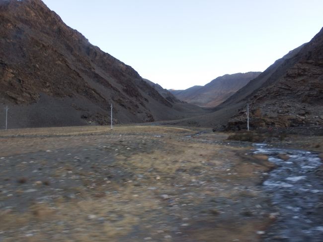 小川も凍っているような気が。