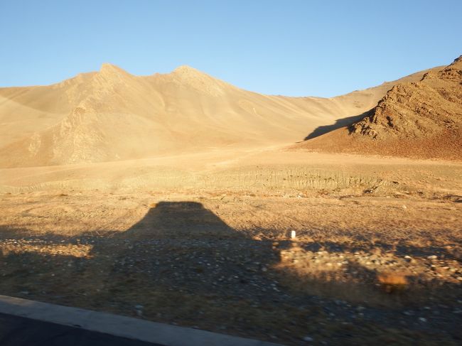 奥の山の筋の模様が興味を引きます。どうしてこんな筋ができたのかな？