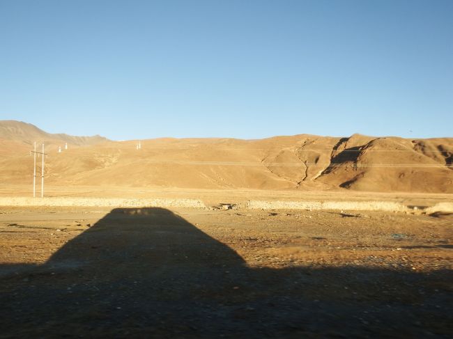 ということで、バスはひたすら東へ。<br />く、ここにも意味不明な塀が。こっちはボロいけど。