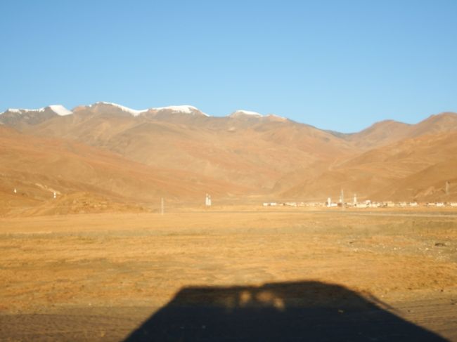 集落と遠くには雪山。