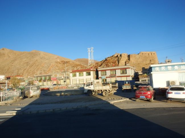 ここは何という街なのか？<br />丘の上の城が気になる！