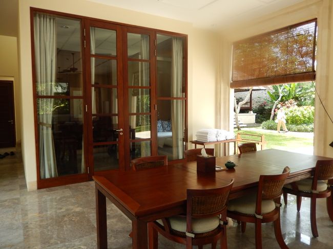 <br /> 左手のドアーを開けるとエアコンの効いたお部屋。<br /><br />　デッカイソファーがあってベッド代わりになりそう。<br />